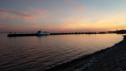 Obraz premium Zachód słońca nad Morzem Północnym Wilhelmshaven