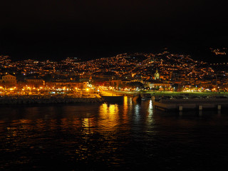 Fototapeta premium Funchal bei Nacht