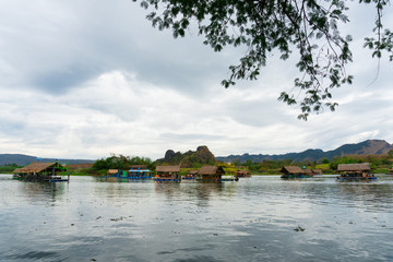 Obraz premium Huai Muang lake with boat house the place of relax