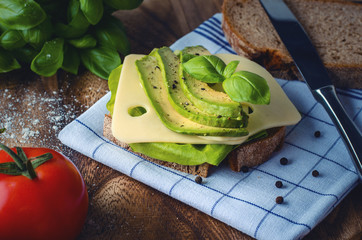 Krustenbrot mit Salat, Käse und Avocado