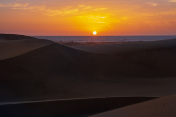 Fototapeta na wymiar Sonnenuntergang in den Dünen von Maspallomas, Gran Canaria