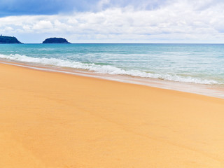 Obraz premium Karon Beach on Phuket Island (Thailand) in cloudy weather in November