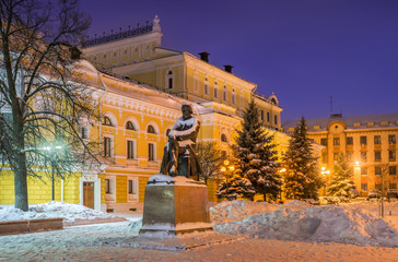 Obraz na płótnie Canvas Памятник Добролюбову в Нижнем Новгороде near the Drama Theater on a winter