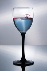 verre bleu éclaboussure
