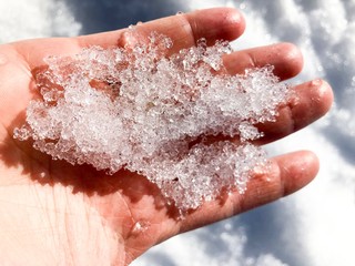Hand mit gefrohrenen schnee eiskristalle