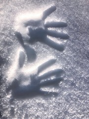 Handabdruck im schnee