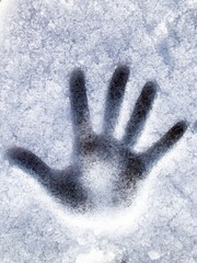 Handabdruck im schnee