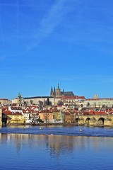 Fototapeta na wymiar Veitsdom und die Karlsbrücke in Prag