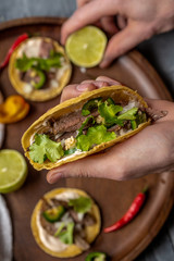 Taco in der Hand