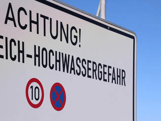 Schild Achtung Hochwassergefahr