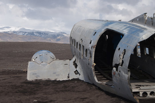 Avion dans un d&eacute;sert 