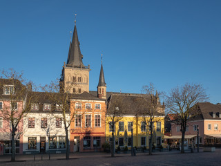 Obraz premium Kleiner Markt mit Blick auf St. Viktor Dom