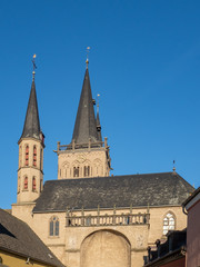 Fototapeta premium Michaelskapelle mit Domtürmen im Hintergrund