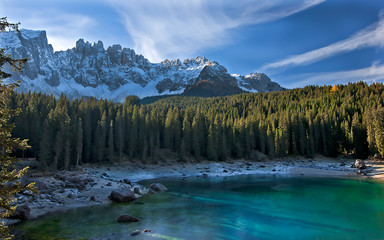 Naklejka na ściany i meble Lago Carezza sullo sfondo il Latemar - Alto Adige