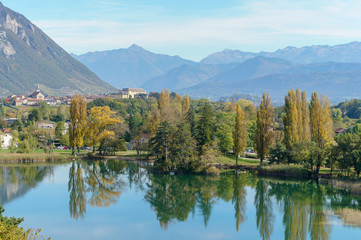 Obraz premium BEllo lago en los alpes franceses