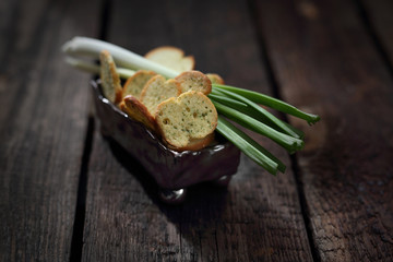 Sucharki cebulowe. Przekąski na drewnianym stole. © foodandcook