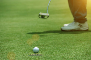 Obraz premium Golfers are putting golf in the evening golf course