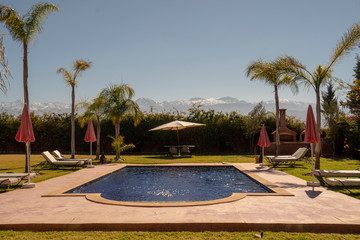 Swimmingpool mit Aussicht auf den Hohen Atlas