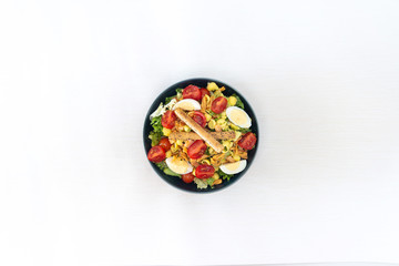 Salad of pasta, egg, smoked salmon tartare, salad and tomato, with a citrus vinaigrette sauce.