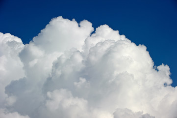 Fototapeta na wymiar Cumuluswolken vor blauem Himmel