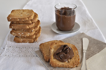 fette biscottate con crema di nocciole al cacao fette sulla tovaglia