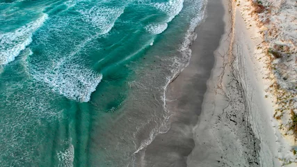 Wellen am Strand, obenliegende Luftaufnahme © jovannig