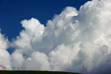 Cumuluswolken vor blauem Himmel