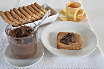 fette biscottate con crema di nocciole al cacao con bicchiere da sopra.jpg