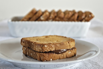 fette biscottate con crema di nocciole al cacao accoppiate primo piano.jpg