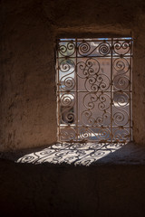 Marokko, vergittertes Fenster in Kasbah