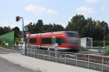 Öffentlicher Nahverkehr auf dem Lande mit einer Regiotram