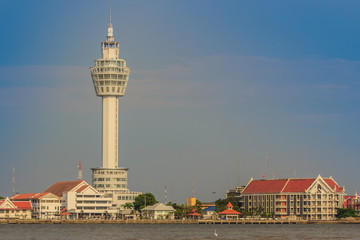 Obraz premium Riverfront view of Samut Prakan city hall with new observation tower and boat pier. Samut Prakan is at the mouth of the Chao Phraya River on Gulf of Thailand.