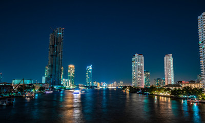 Fototapeta na wymiar Wolkenkratzer Bangkok Nachts