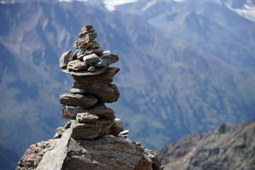 Steinhaufen/ -stapel vor Berglandschaft