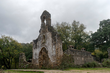 Ruina de la ermita del antiguo poblado de la sauceda en el parque natural de los Alcornocales, Cortes de la Frontera