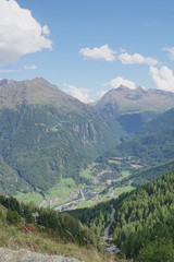 Fototapeta na wymiar Blick auf Sölden und Berglandschaft mit Wolken, Grün, Pflanzen, Felsen und Schnee in Sölden/ Ötztal 