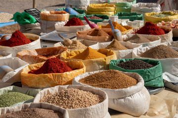 Farbenfrohe Gewürze - Wochenmarkt in einem Bergdorf im Hohen Atlas in Marokko