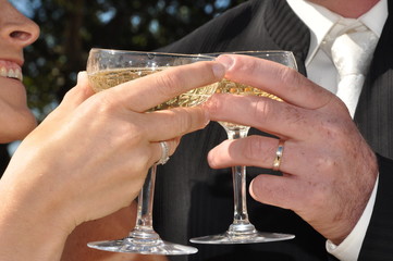 Mains de mariés avec alliances trainque avec 2 coupes de champagne