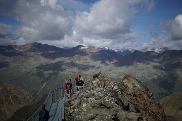 Wurmkogel Aussichtsplattform mit Menschen und Ziege