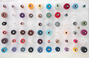 diverse Garnrollen in einer Schneiderei