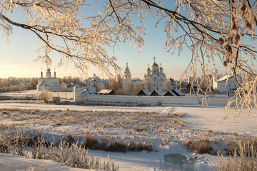 winter landscape in Suzdal with river and trees - obrazy, fototapety, plakaty