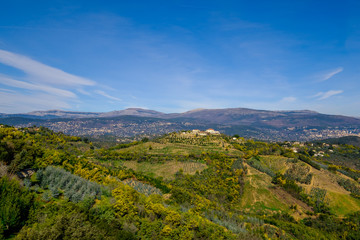 Fototapeta na wymiar Vue panoramique sur le massif de Tanneron, arbres de mimosa en fleurs, Provence, sud de France. 