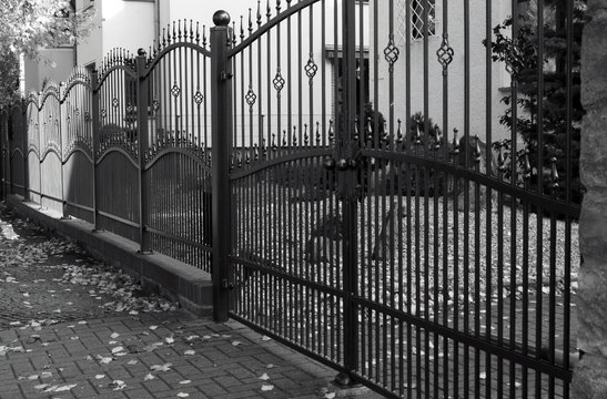 Zaun aus Metall in schwarz weiß