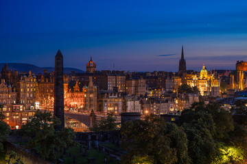 Fototapeta premium zachód słońca widok na miasto w Edynburgu