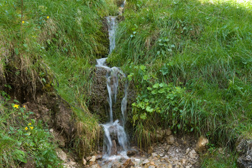 Fototapeta na wymiar Klaeiner Wasserfall in Südtirol