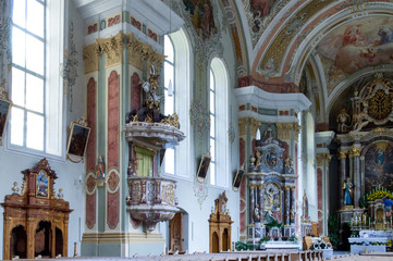 Fototapeta na wymiar Pfarrkirche Sankt Peter in Villnöss