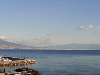 vista della costa di napoli con il vesuvio sullo sfondo
