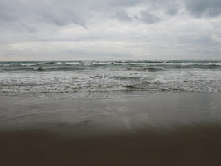 suggestiva vista del mare in inverno in una giornata plumbea