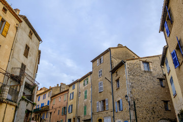 Les façades de village Fayence. Sud de France.