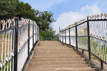 Obraz premium wooden bridge in park
